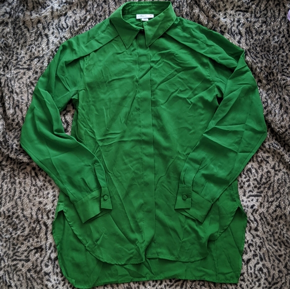 *HOST PICK* Button down - Picture 2 of 5